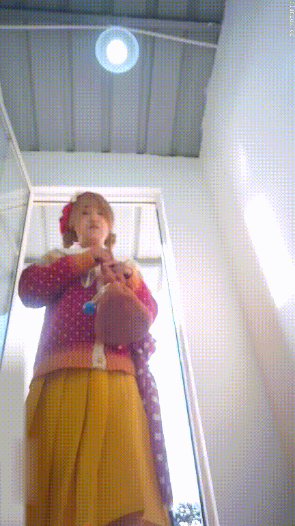 美女如云街边女公厕真实偷拍超多小姐姐方便，特写后位双洞同步露脸，亮点多多 配图8