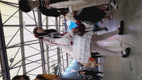 爆款推荐【展会偷摸现场】绝美嫩妹泡泡裙下白内诱人，龟男大胆上手摸腿，欲火烧身忍不 配图7