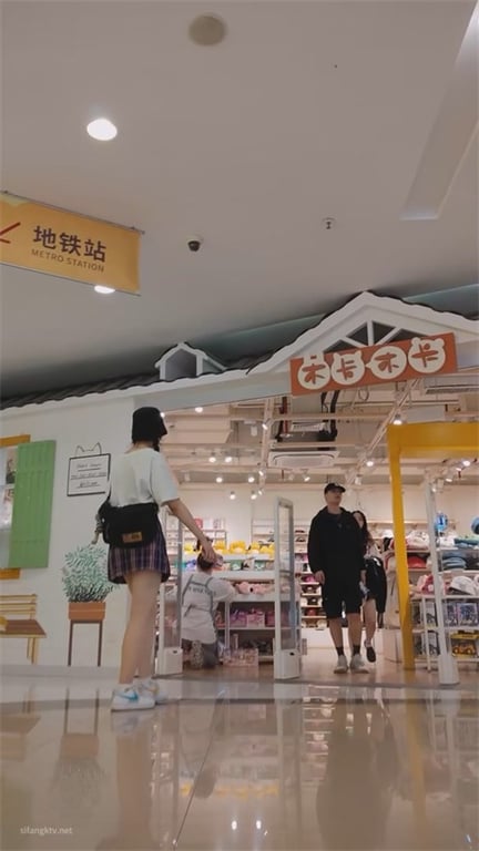 爆推【商场极品抄底】偶遇绝色洋妞强势拿下！傲人长腿清纯美体，多人5V1狂欢激战 配图12