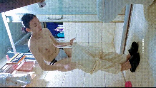 咸湿房东浴室暗藏摄像头偷拍美女租客洗澡换衣服 配图8