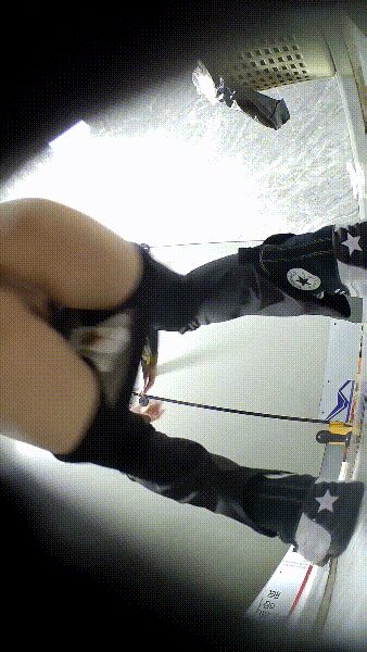 酒吧女厕隐藏偷拍！多位极品小姐姐粉嫩美鲍全景大放送 配图29