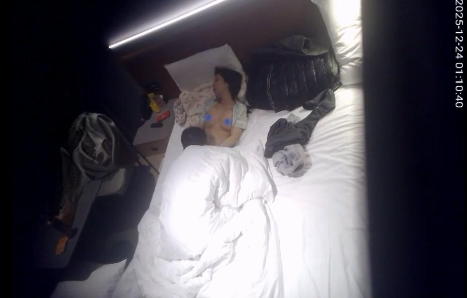 天眼酒店激情偷拍流出美脚少女被男友抱腿狂猛抽插粉嫩小穴 配图4