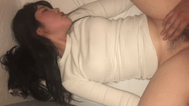 【原档无水印】吃宵夜把妹子灌得醉醺醺的 带去酒店开房让用鸡巴操她嘴再操她下面 无 配图11