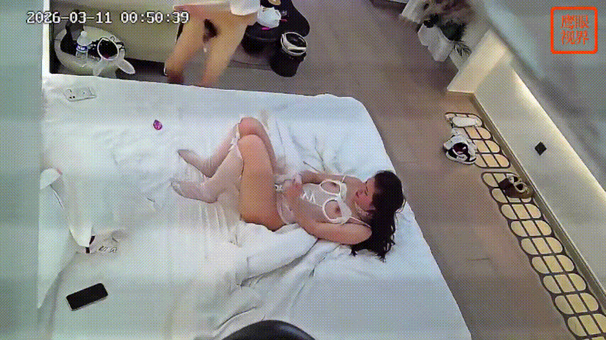 鹰眼视界3-11 兔女郎情趣装勾魂！被窝深喉口交，男人一激动两下就射，爽到腿软！ 配图4