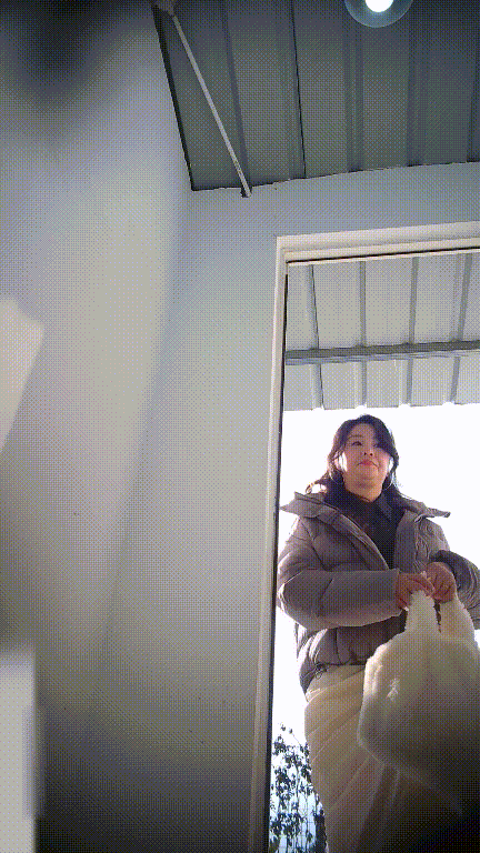 美女如云街边女公厕真实偷拍多位小姐姐方便还有换衣的，同步露脸 配图10