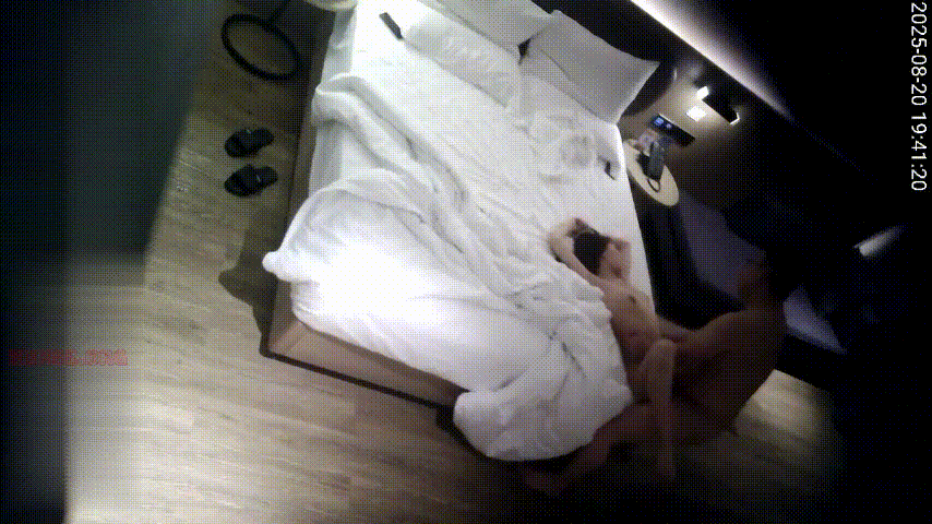 天眼偷拍：眼镜男约炮极品小酥乳美女 床角猛干力道爆表高潮迭起 配图5