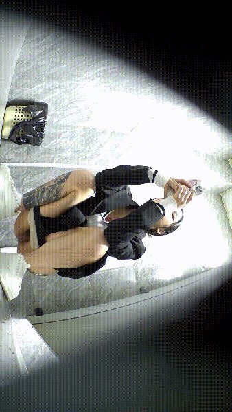 酒吧女厕全景偷拍多位美女各种极品小黑鲍 配图20