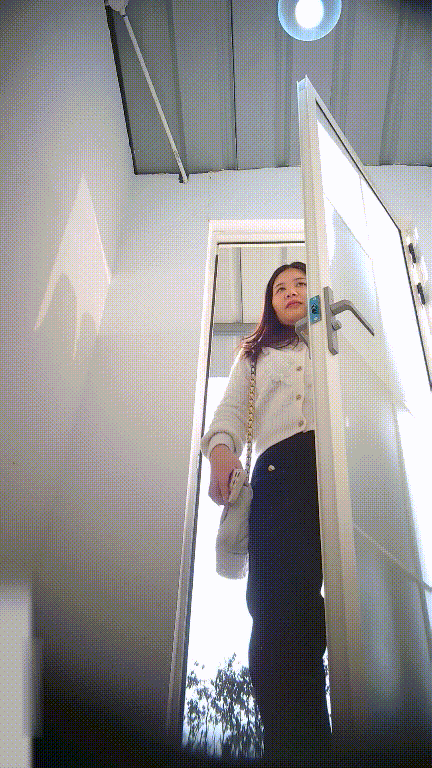 美女如云街边女公厕真实偷拍多位小姐姐方便，近景特写后位双洞清晰可见，同步露脸⑶ 配图12