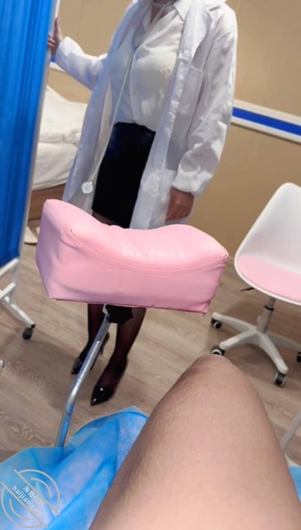 【原创视频】护士妹妹帮我去火，最后直接上产床操了起来！！！ 配图3