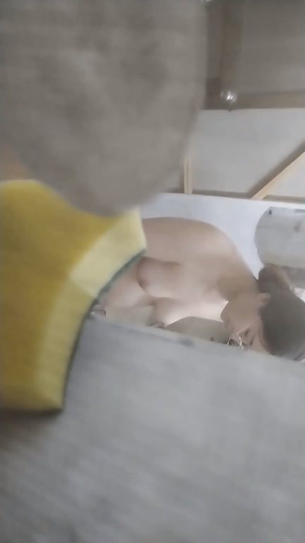昨夜冒死偷窥！房东刚放假的清纯大学生女儿浴室洗澡看片，水声娇喘全被我听清❤️-老宋论坛