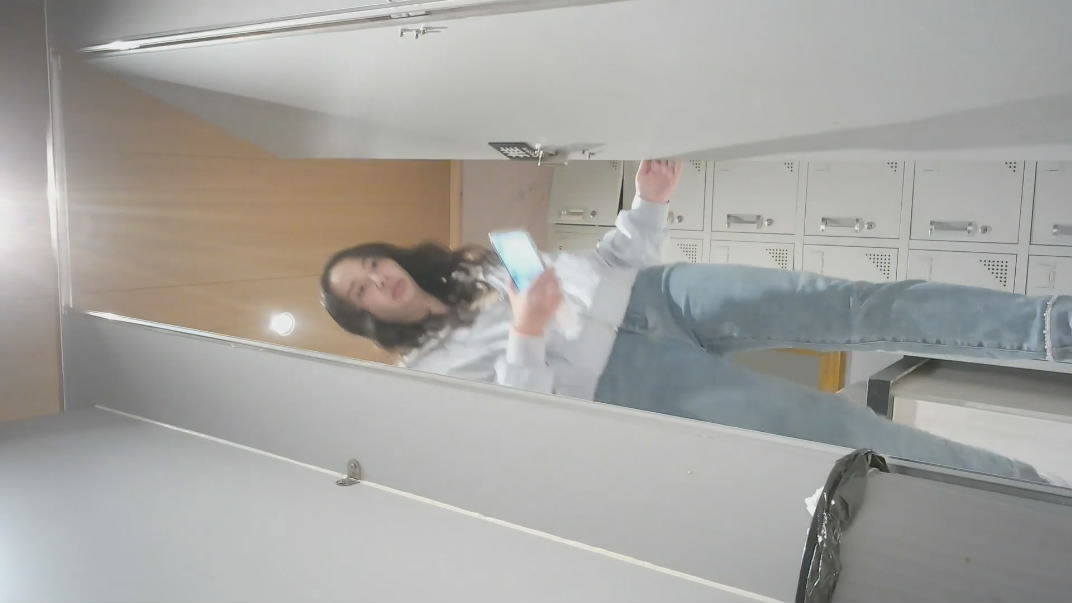 11月爆款新作高校女厕偷拍眼镜御姐学妹尿尿，美人嫩逼极致诱惑 配图14