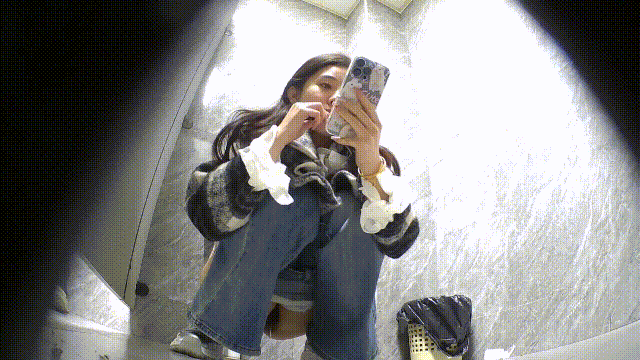 美女如云女厕正面脸穴同框偷拍多位漂亮小姐姐方便 配图2