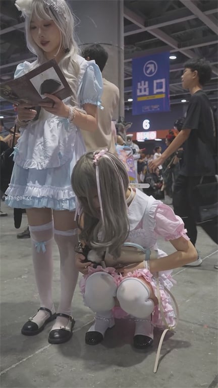 ❣️推荐❣️【展会抄底】颜值嫩妹,肉丝白内还可以,玉足特写,似乎被发现了,腿夹得好紧1V-老宋论坛