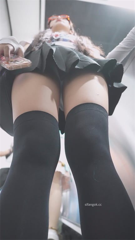 推荐【展会极品】绝色靓女小皮鞋情趣丝袜诱惑，泡泡内裤勾勒性感曲线，神秘魅力1V 配图6