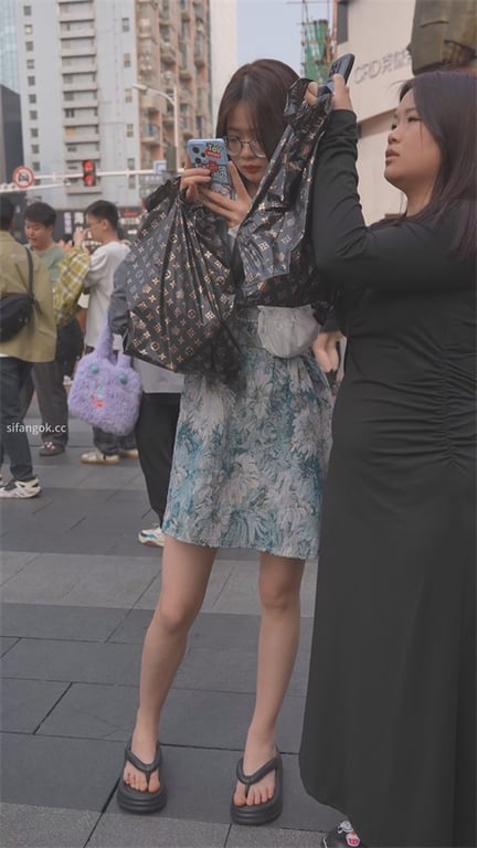 爆款推荐【商场偷窥】绝美高颜值大长腿美女，个性泡泡内裤藏春光，厚厚姨妈巾私密1V 配图3