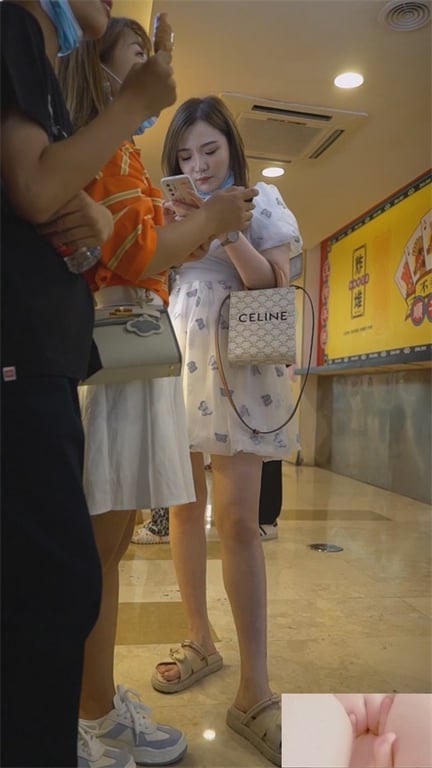 推荐【商场抄底美少妇】颜值身材还行,小奶狗的最爱,玉足特写,老哥拍摄手法可以,就 配图2