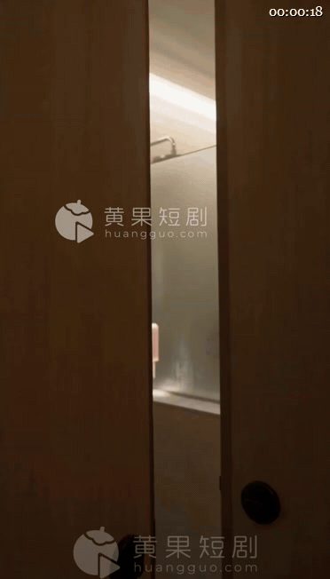 【AI短剧】《透明冰棒》EP1-10集，社畜林然睡醒竟发现自己变成透明人，他潜入 配图4