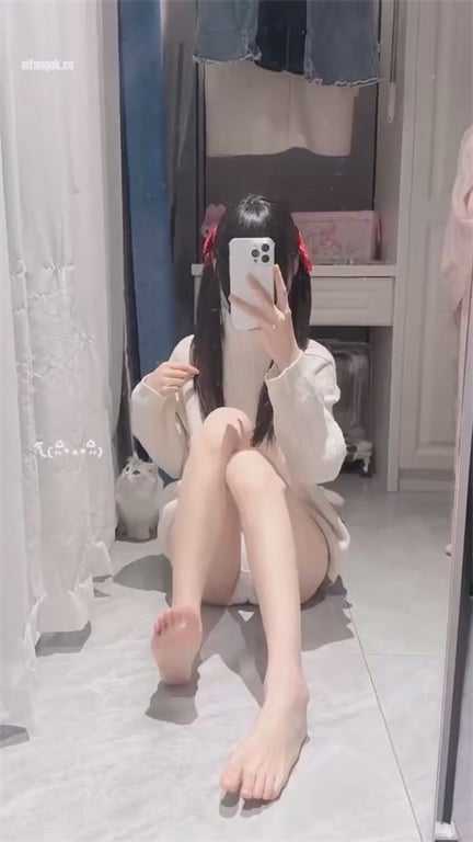 推荐抖音20岁颜值嫩妹【季雨】极品萝莉，粉奶无毛粉穴， 配图16