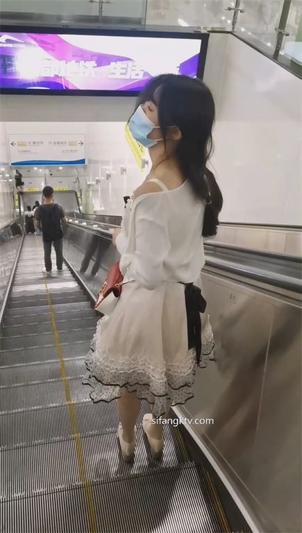 【地铁抄底】双马尾嫩妹泡泡裙，白丝白内若隐若现，小皮鞋玉足特写，双腿紧夹疑似处， 配图2