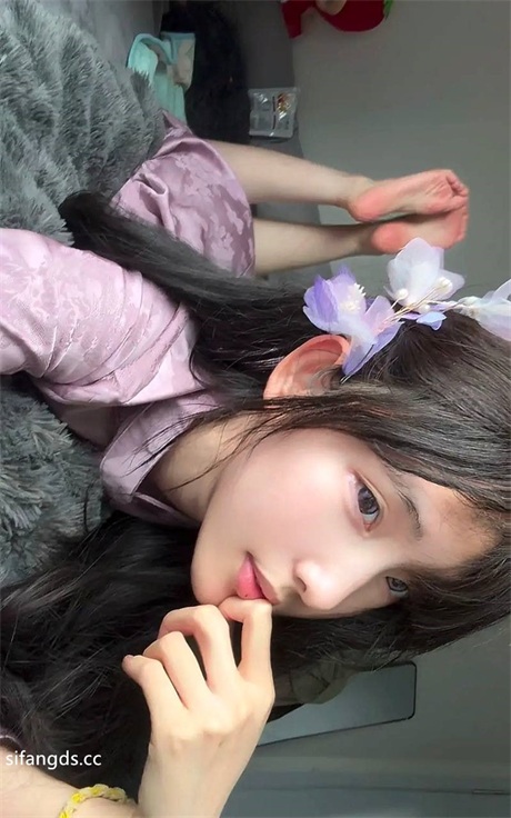 推荐抖音颜值嫩妹【张人o】在读学生妹，大尺度掰逼展示，身子嫩出水，好身材大长腿4 配图25