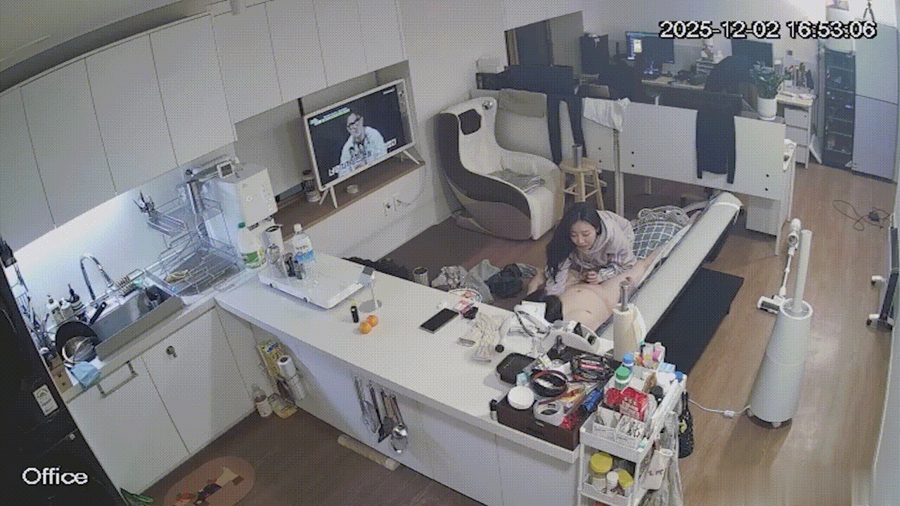 黑客入侵办公室摄像头偷窥❤️高颜值白领情侣下班后看电视激情缠绵忍不住办公室做爱-老宋论坛