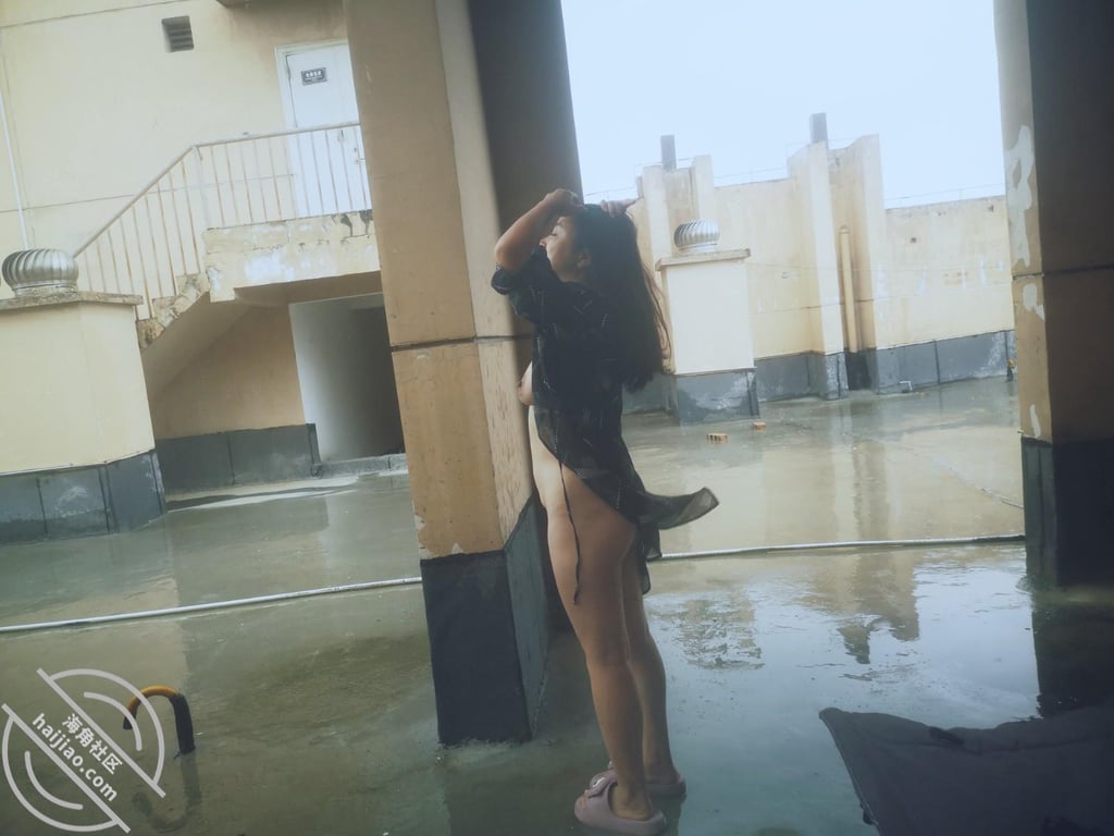 雨中与姐姐的肉体紧紧相拥 配图2