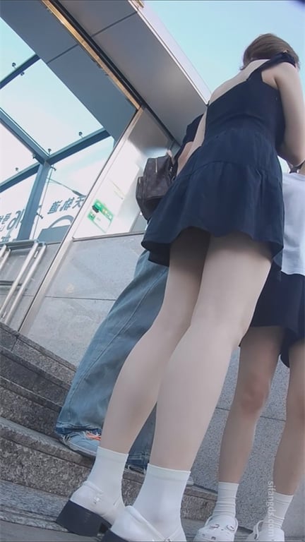 爆款推荐【地铁极致偷窥】少妇奶水狂漏白腿晃眼，短裙白内骚气四溢，玉足高清特写欲罢 配图9