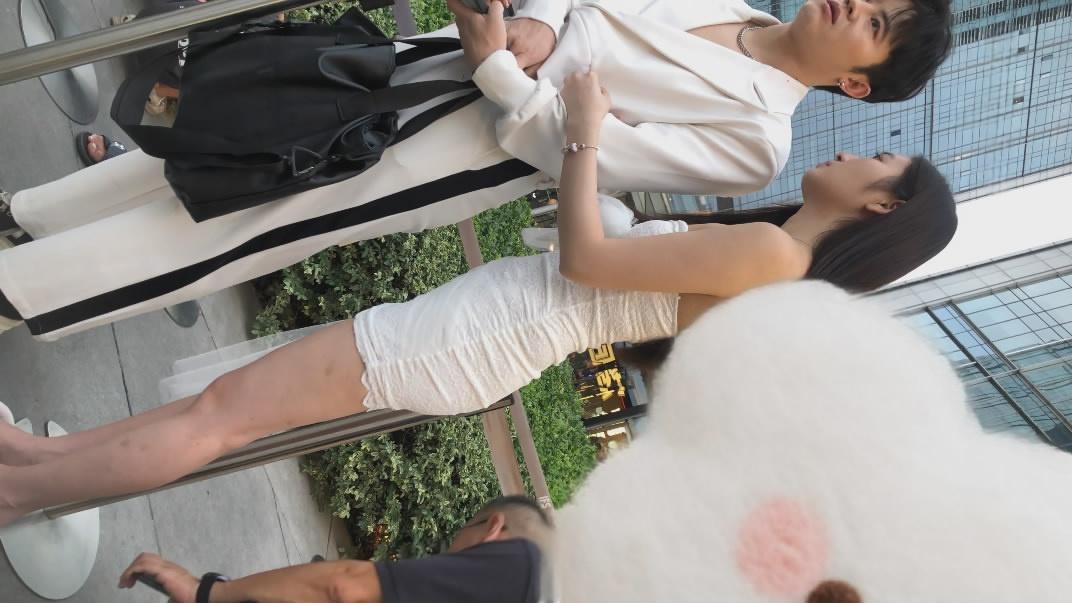 【mccd】系列❤️极品白裙窄内美女与男友甜蜜同行，大神带队抄底网红地激情打卡-老宋论坛