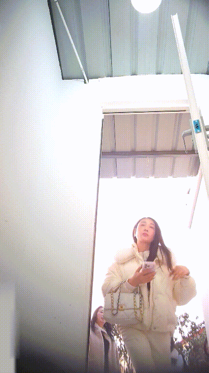 美女如云街边女公厕真实偷拍多位小姐姐方便还有换衣的，同步露脸 配图6