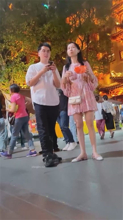 推荐【商场抄底】包臀裙脏内裤，味足，都是颜值靓女，龟男牵着逛街，狼友们欣赏骚逼内 配图18
