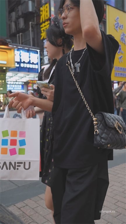 爆推【商场捡漏】极品高颜嫩妹粉内内骚到爆，贴上小飞翼欲火焚身，龟男今晚彻底没戏1 配图4