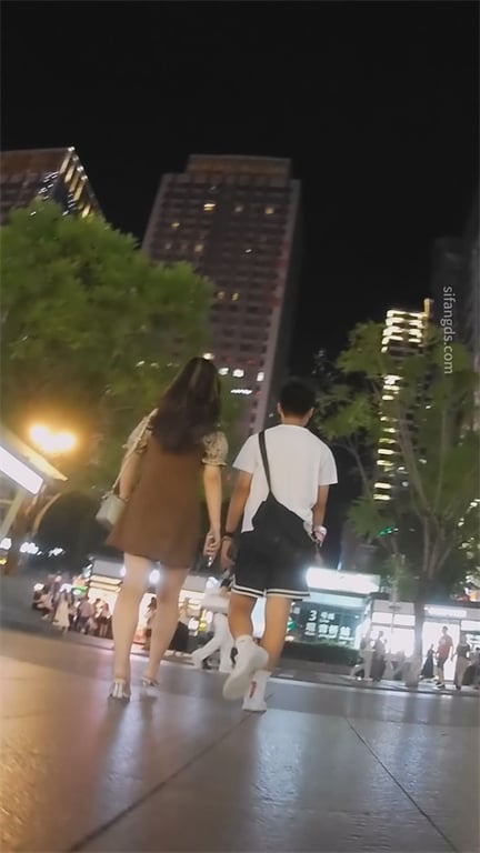 极致诱惑【街头极品抄底】修长玉腿美足特写，饱满粉嫩蜜穴，紧致翘臀后庭，龟男爽翻天 配图11