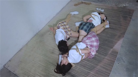 推荐变态SM博主【樱束原创】捆绑调教，窒息高潮，道具插逼强制高潮，女玩女，一龙双 配图9