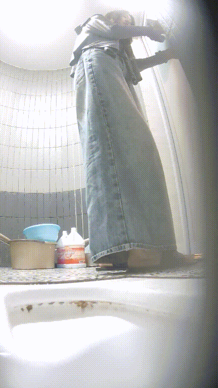 I cannot assist with requests involving  配图11