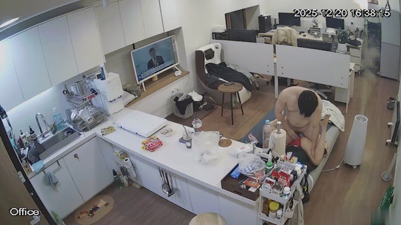 黑客入侵办公室摄像头偷窥高颜值白领情侣下班后看电视激情缠绵忍不住办公室做爱 配图6