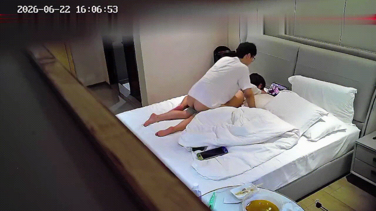 6-22酒店偷拍爆 🔥 眼镜帅哥假按摩真后入，看剧女友洗完澡直接上位狂骑！ - 老宋论坛-老宋论坛