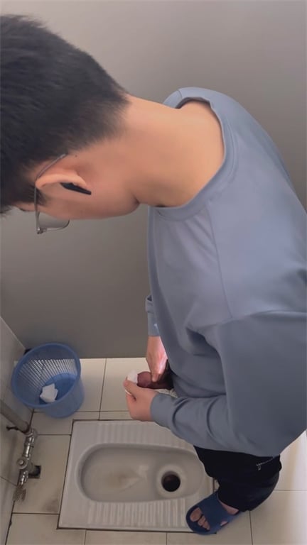 推荐厕所偷拍【大学男生手淫】看女主播疯狂撸管，包皮不翻硬大，喷射完了一脸满足，摄 配图5