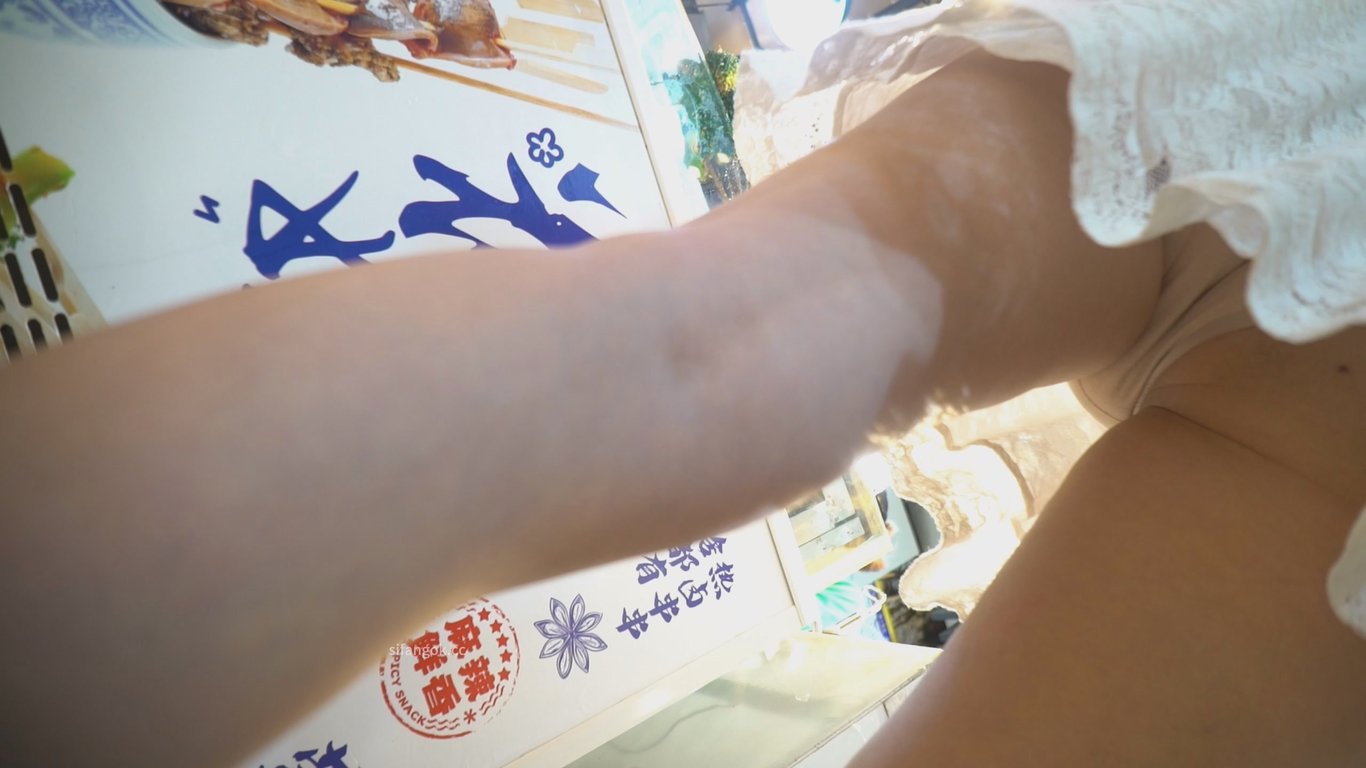 （空城原创）陪老公逛街的白裙少妇，淡粉无痕内裤死死勒着肥嫩肉臀，颜值普通却骚气逼 配图5