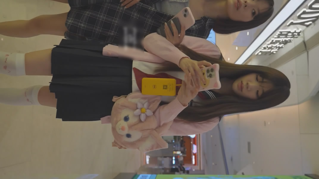 【Banana Cat系列】外表清纯内里淫荡JK制服小姐姐携闺蜜逛情趣店狂购跳蛋 配图8