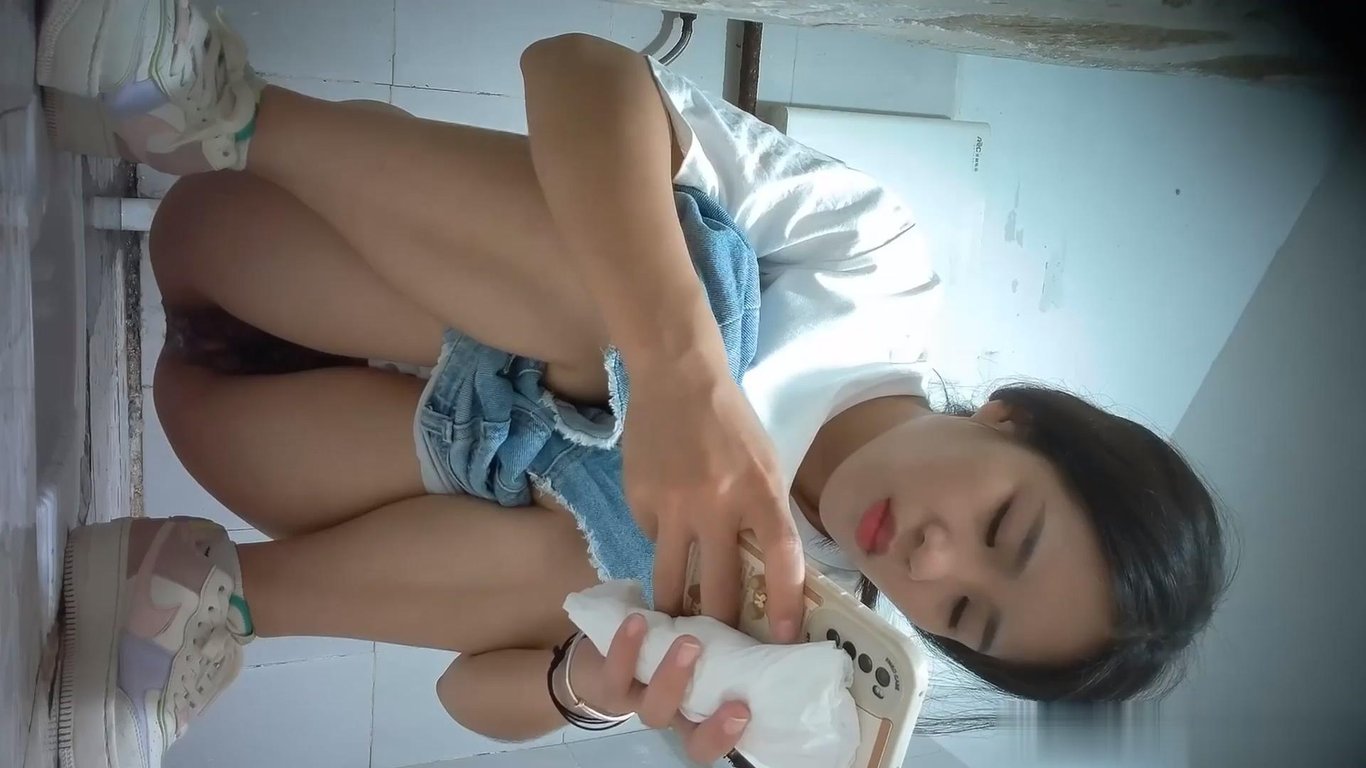 厕拍大神潜入商场女厕前景偷拍美女尿尿开裆肉丝美女吃坏肚子了拉稀 配图9