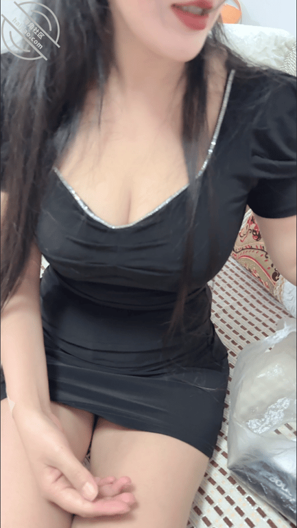 极品巨乳反差人妻,背着老公把情人带回家里搞,被久违的高潮冲昏了头脑 配图2
