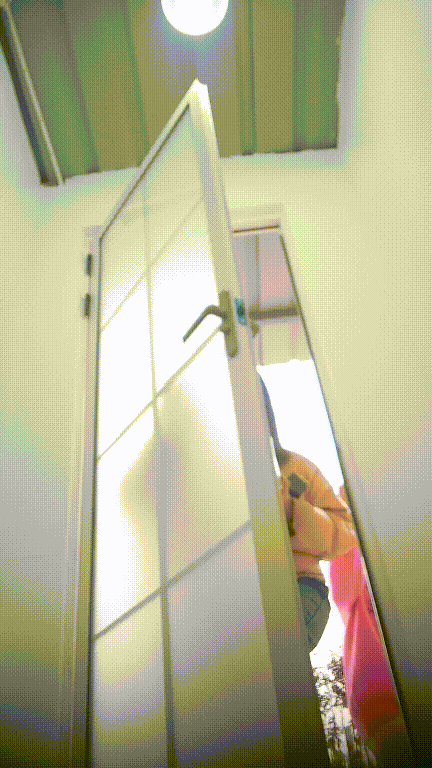 美女如云街边女公厕真实偷拍超多小姐姐方便，特写后位双洞同步露脸 配图5