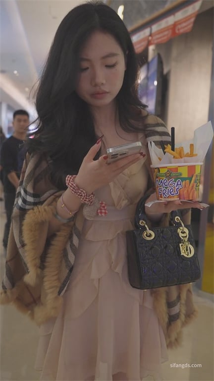 爆款推荐【商场偷拍】绝美嫩妹蜜穴饱满肥美，穿尿不湿被龟男当场占便宜1V1 配图5