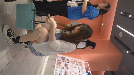 爆款推荐商场极品真空嫩妹【不穿内裤疯狂诱惑】玉足高清特写，透明内裤秒杀明星脸，直 配图12