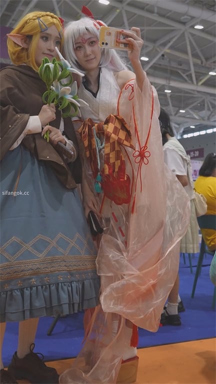 爆推【展会捡漏】极品颜值嫩妹，大长腿翘臀紧致，粉嫩饱满蜜穴，弯腰后入爽翻天1V1 配图2