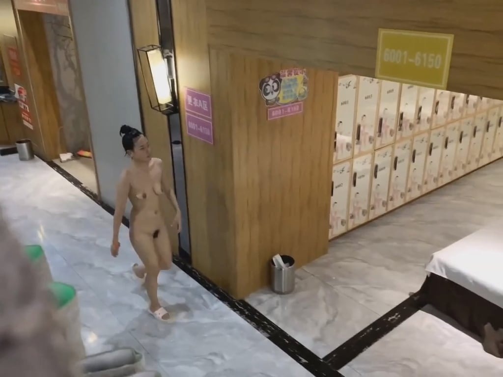 保安在女浴会所通风管道中潜入，偷拍更衣室换衣女浴客的秘密视频！❤️丸子头少妇差点发现他对着管道瞄准，几乎被抓包，却没留下任何水印！ - 老宋论坛-老宋论坛