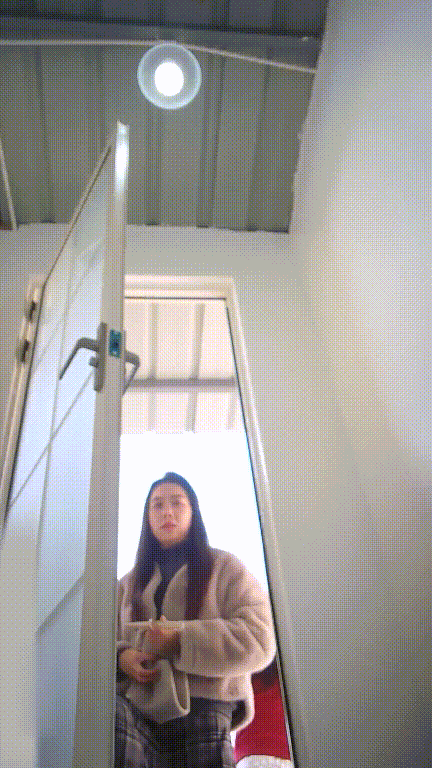 美女如云街边女公厕真实偷拍超多小姐姐方便，特写后位双洞同步露脸，亮点多多 配图4