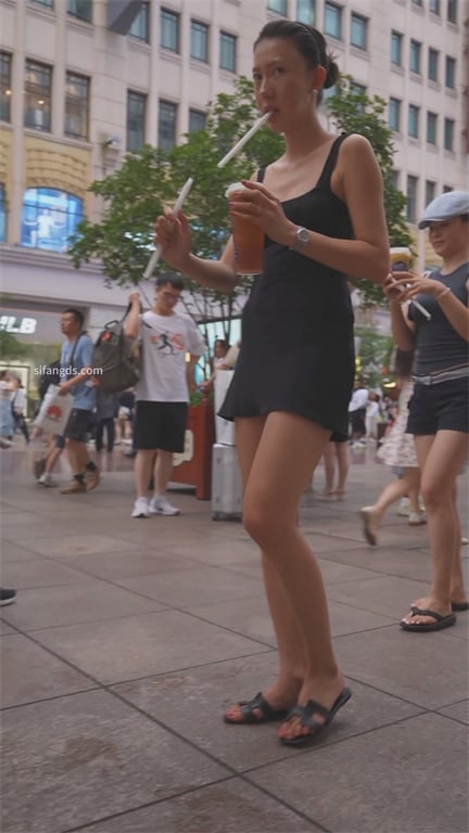 爆款推荐【步行街偷拍】极品纹身骚少妇，S型身材大长腿，丁字裤白内裤骚得一塌糊涂， 配图3