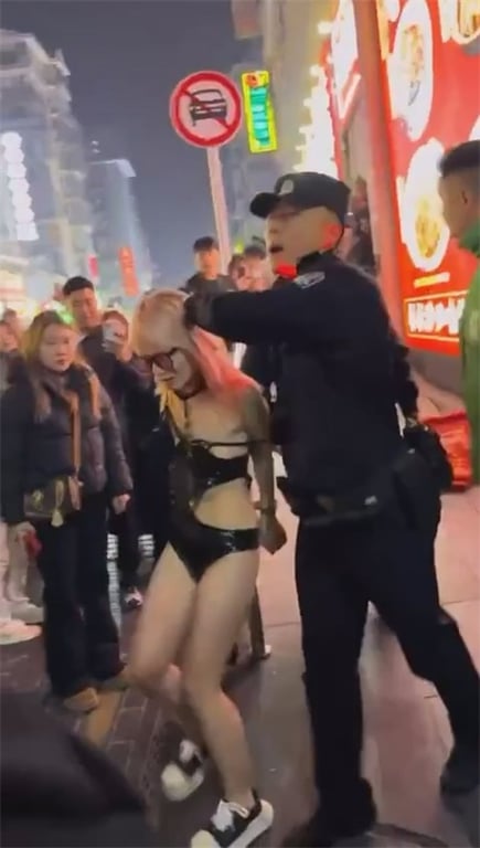 吃瓜3月15日长沙【解放西路】众人围观穿着暴露的荡妇当街口活，众目睽睽当场吹射， 配图33