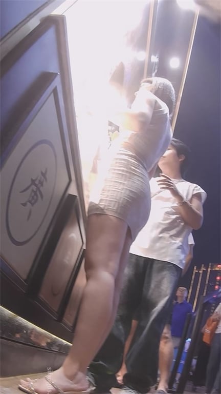 重磅推荐【商场捡漏】极品粉衣反差婊！清纯外表下真空骚穴玉足特写，龟男女友肥美蜜穴 配图18